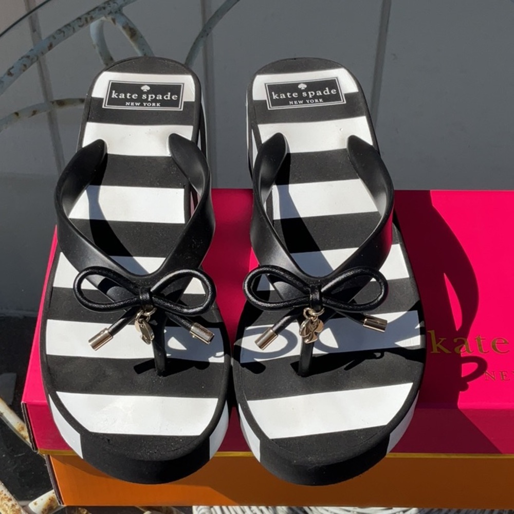 NIB SIZE 7 kate spade “Rhett” Black / White Platform Wedge Thong Style Sandals